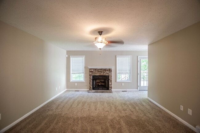 Building Photo - Four Bedroom with Bonus!