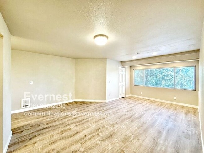 Building Photo - 3-Bedroom, 2-Bath Home in Convenient Locat...