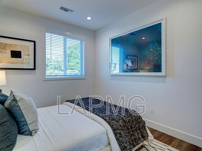 Building Photo - 5600 W 78th St