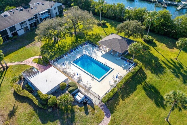 Building Photo - 3207 S Lakeview Cir