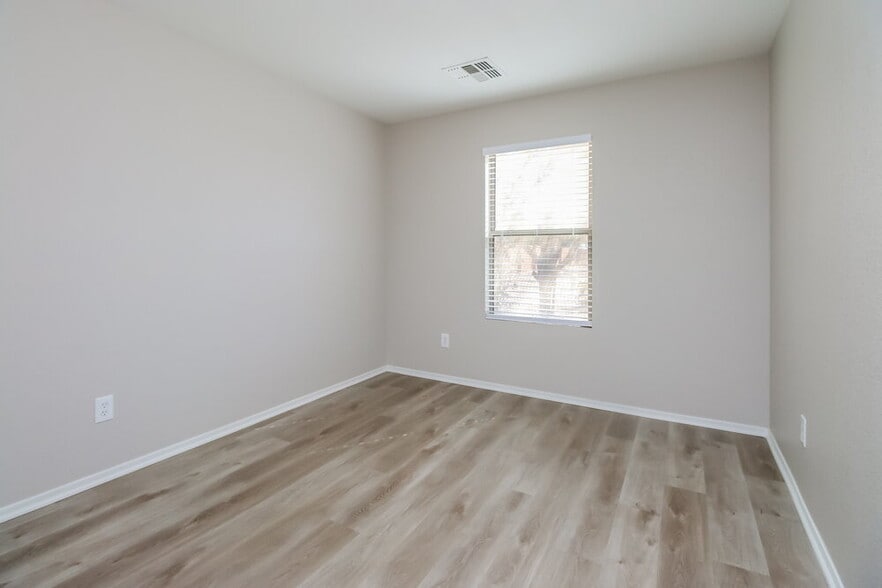 Building Photo - 1006 S Clancy Cir