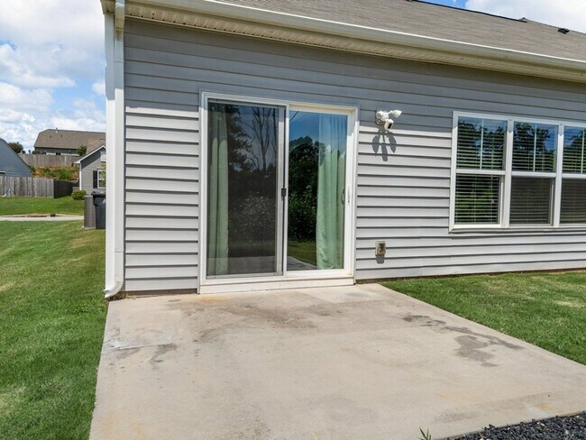Building Photo - Stylish 3BR/2BA Home with Bonus Room in Gr...