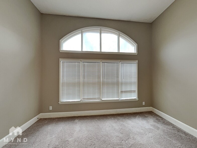 Building Photo - 4015 Golfview Dr