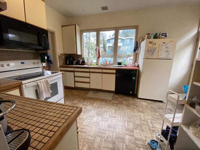 Building Photo - 825 N Garden St