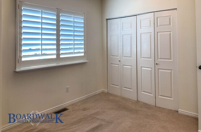 Building Photo - Modern Living Meets Mountain Lifestyle in Sandy