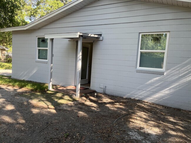 Building Photo - 2504 Danson St