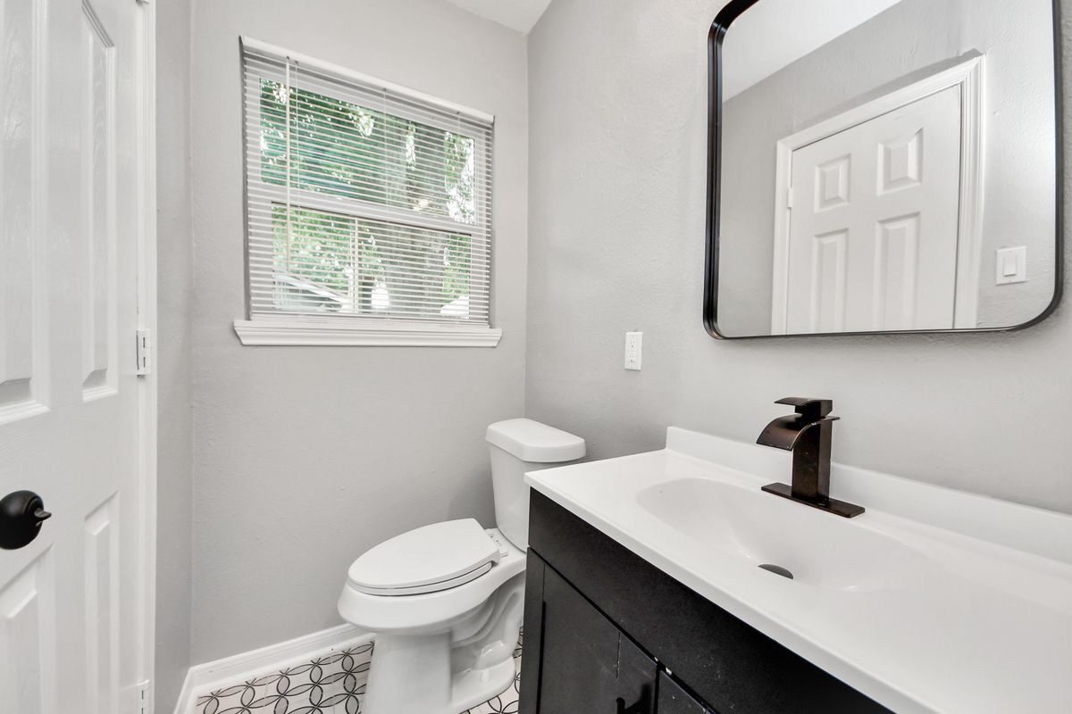 Building Photo - 710 Canary Cir