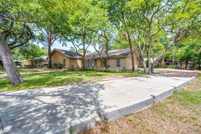 Building Photo - 1710 Green Oaks Dr