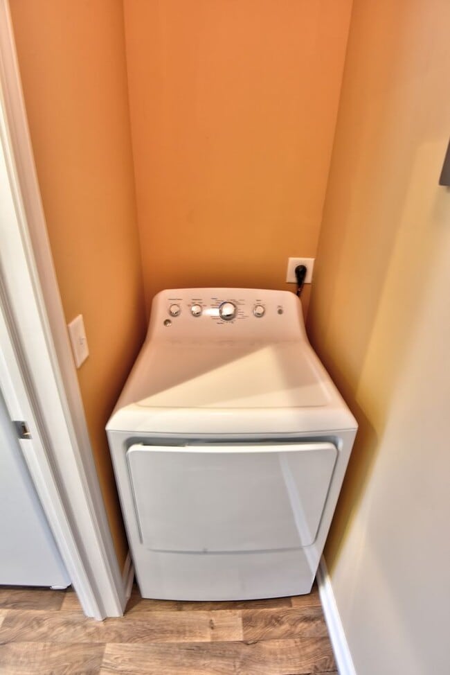 Building Photo - Second Floor Front View 2 Bedroom in a Gated Community!