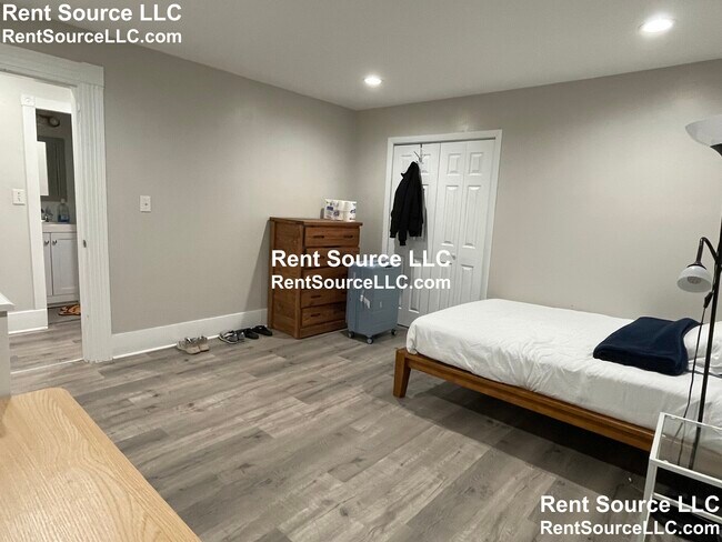 Building Photo - 73 Thorndike St