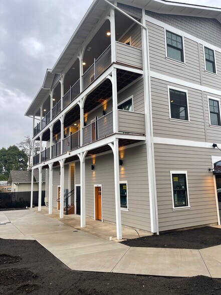 Building Photo - 533 4th Ave SW