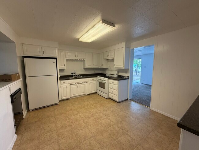 Building Photo - 2842 Solano Dr NE