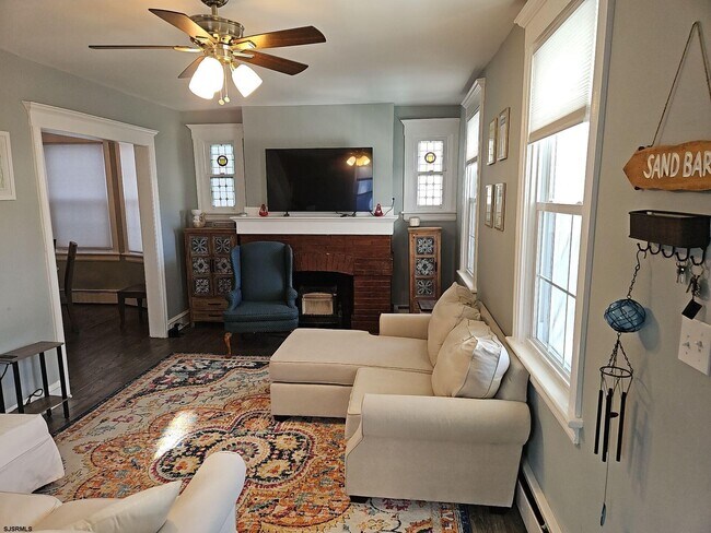 Building Photo - 111 N Sacramento Ave