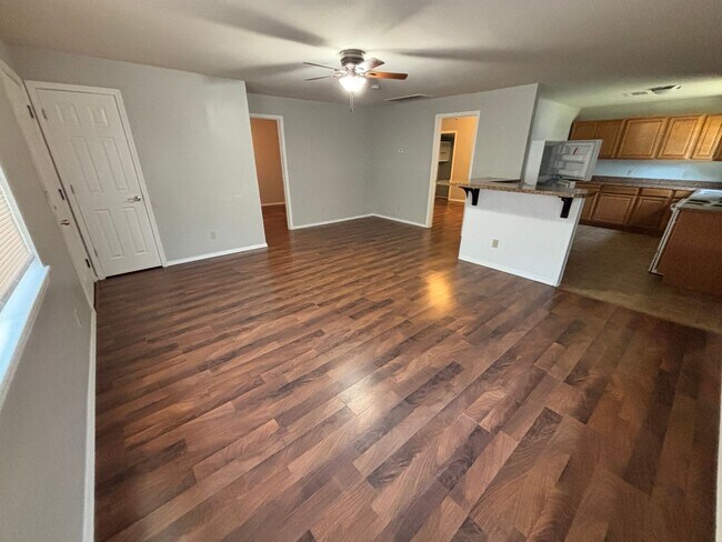 Building Photo - 2 bedroom 1 bathroom house in Downtown Edmond with central heat and air and washer/dryer hookup