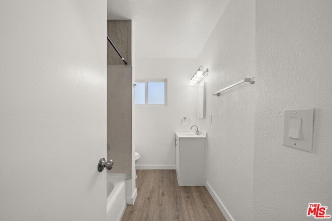 Building Photo - 1310 W Valencia Dr