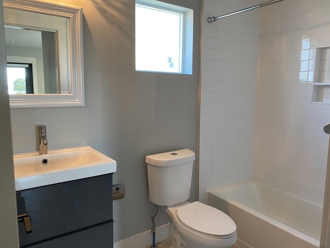 Building Photo - Modern 3 Bed, 2.5 Bath with Loft & Rooftop...