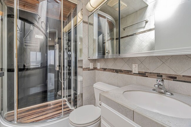 Building Photo - Stunning Three Bedroom Home in Westwood Hi...