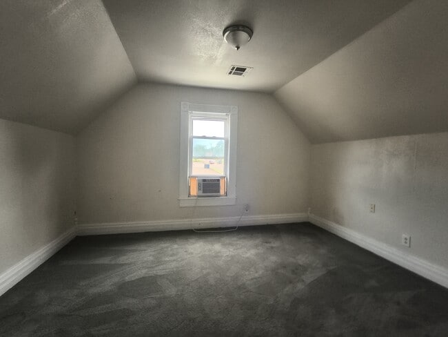 Building Photo - 402 E Warner Ave