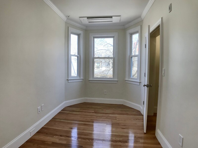 Building Photo - 12 Harris St