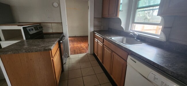 Building Photo - Beautiful 2 Bedroom / 1 Bath House