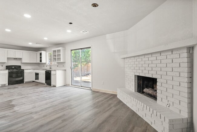 Building Photo - 412 W Austin St