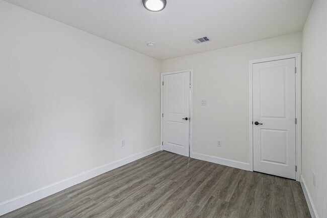 Building Photo - 4914 Lee St