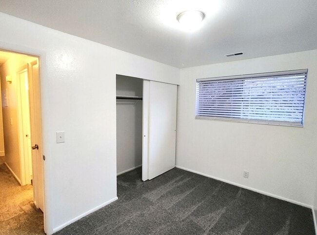 Building Photo - 2 BD 1 Bath Condo Remodeled Through-Out