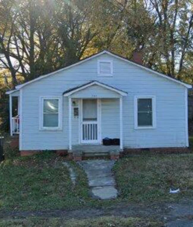Primary Photo - 703 Engleside St