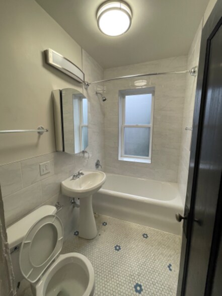 Building Photo - 7252 N Hamilton Ave