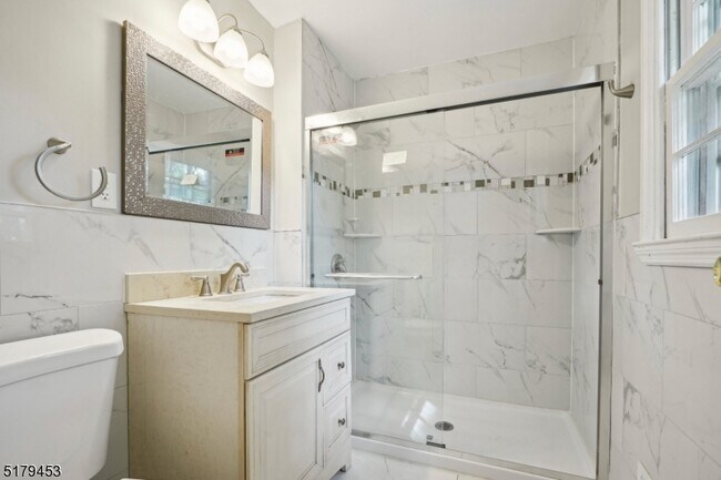 Building Photo - 4 Fern Ct