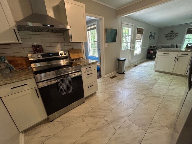 Building Photo - 79 Springbrook- Available August 2025!!