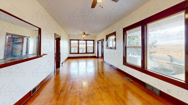 Building Photo - BEAUTIFUL 3 BED 1 BATH HOME!