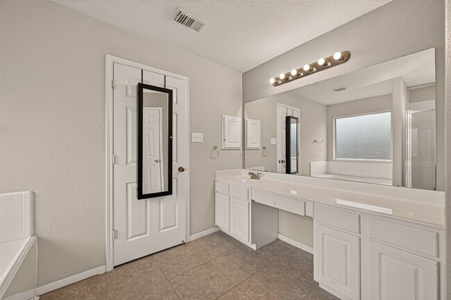 Building Photo - 12135 English Brook Cir