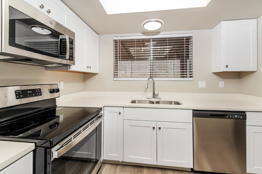 Building Photo - 1418 S Gecko Rd