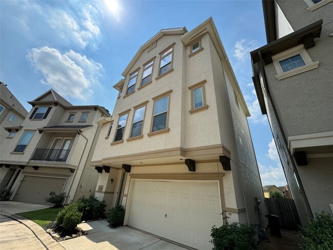 Building Photo - 2018 Royal Landing Dr