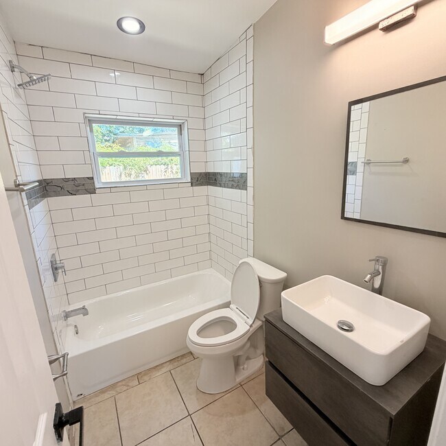 Building Photo - 2245 17th Ave S