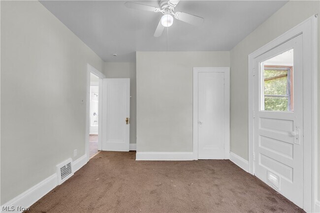 Building Photo - 954 E 239th St