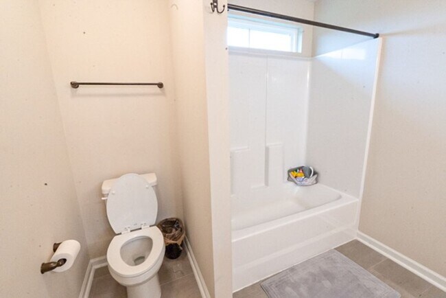 Building Photo - 4 Bedroom 3 Bathroom Ranch