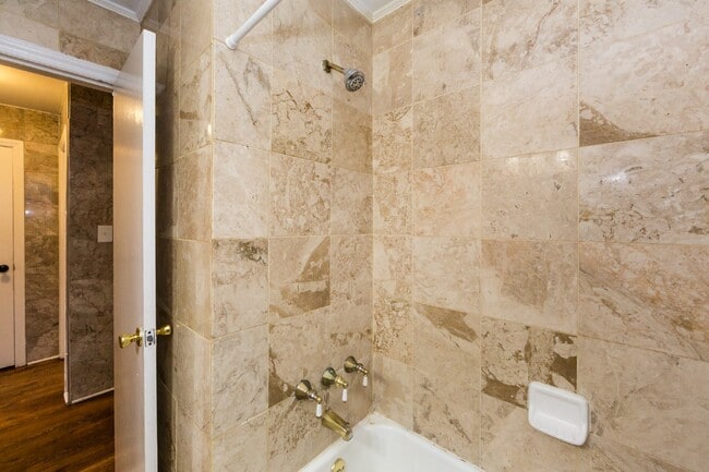 Building Photo - "Charming 3-Bedroom Retreat with Gleaming Hardwood Floors in Westerly Hills!"