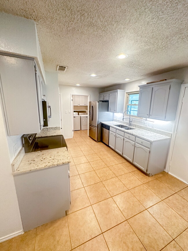 Building Photo - 3707 French Wood Dr