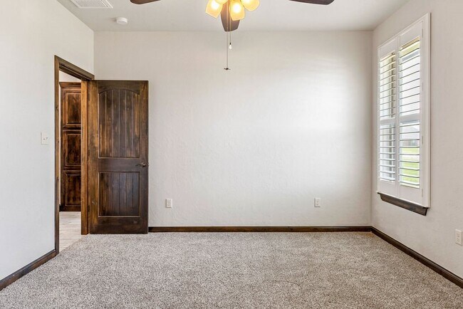 Building Photo - 12230 NE Deer Rdg Dr