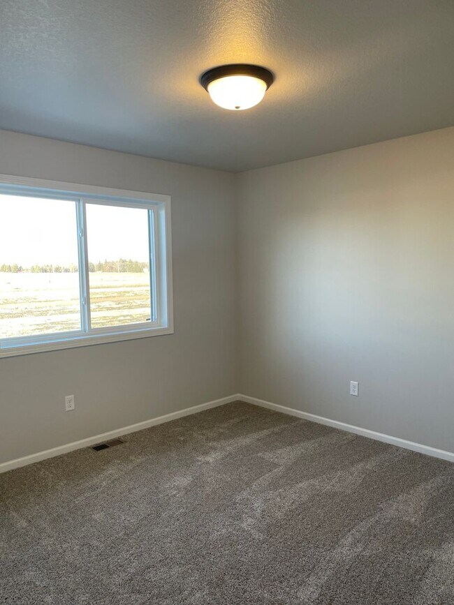 Building Photo - 3 Bedroom 2 1/2 bath - South Fargo