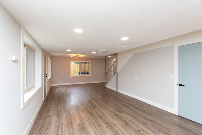 Building Photo - ***CONTEMPORARY COMPFORT ***COLLEGE AREA**...