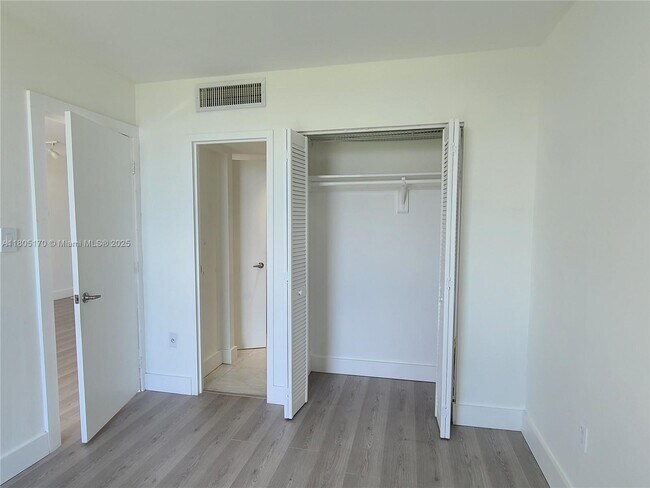 Building Photo - 3625 N Country Club Dr