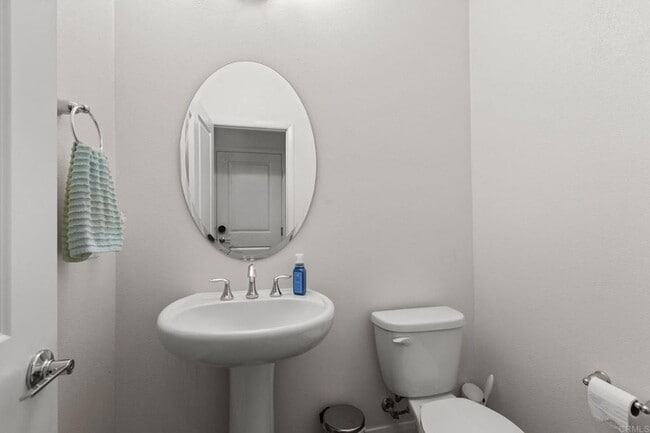 Building Photo - 2460 Solara Ln
