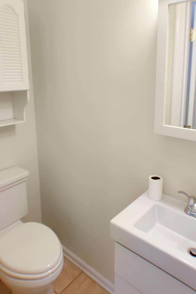 Building Photo - 4 Bedroom on 1 acre