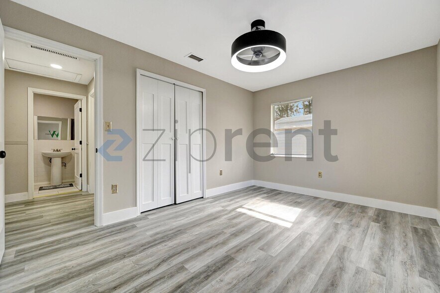Building Photo - Unit A
