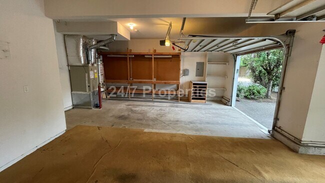 Building Photo - Inviting 3 BD | 2.5 BA Home w/ Massive Bac...