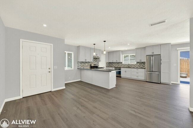 Building Photo - Newly Remodeled 4-Bedroom Gem with Spaciou...