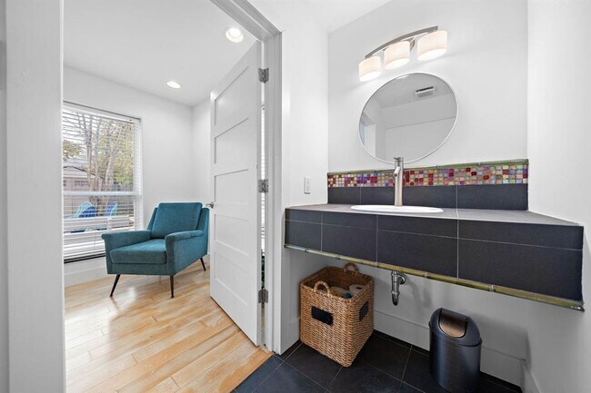 Building Photo - 1813 Crockett St